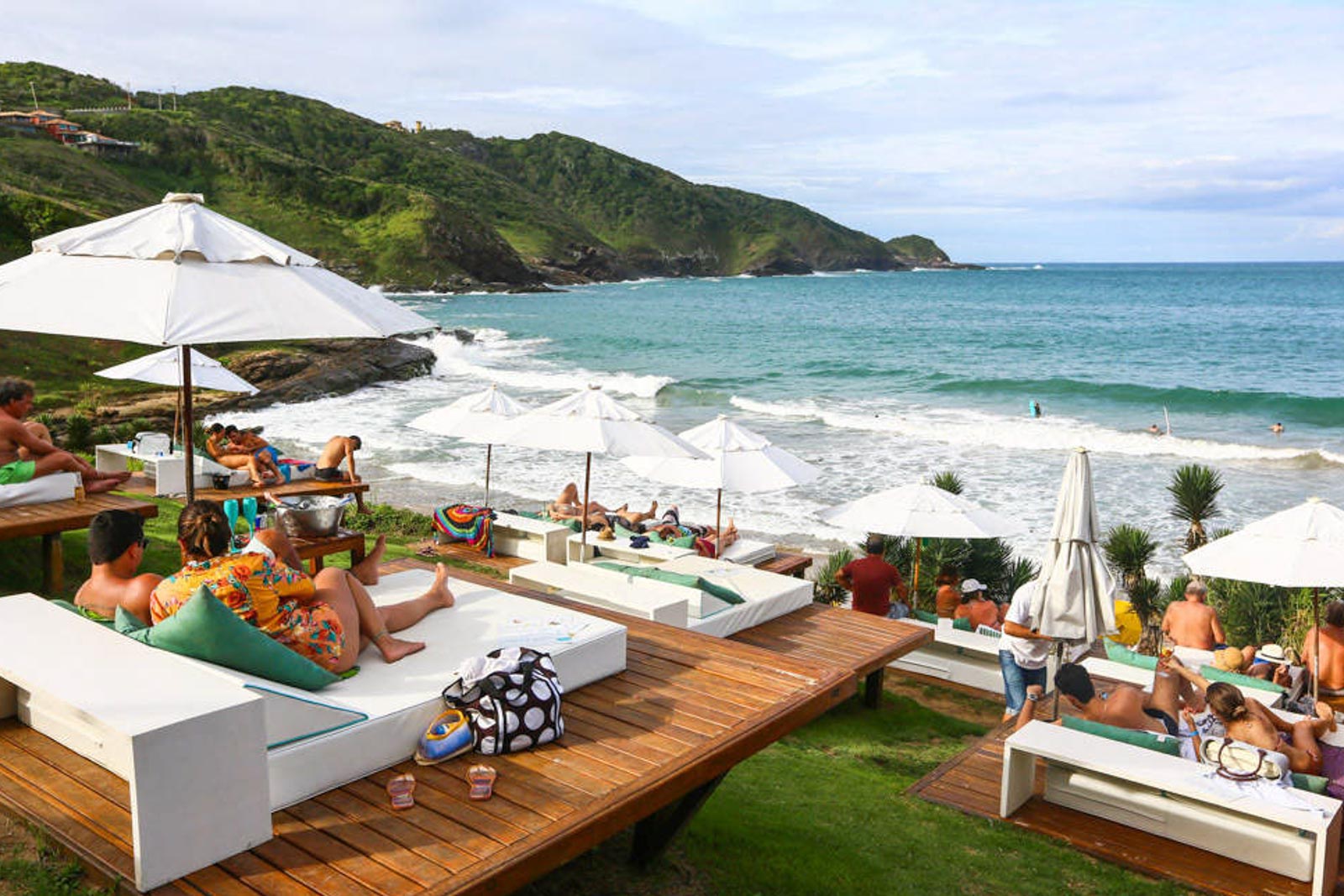 As melhores praias do Brasil para relaxar e se divertir
